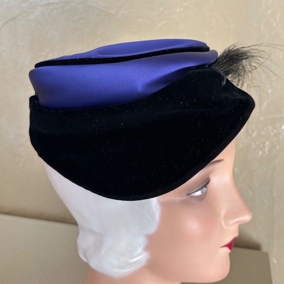 STATELY 1950s\' DESIGNER BLACK VELOUR/BLUE SATIN HAT + LONG FEATHERS main image 4